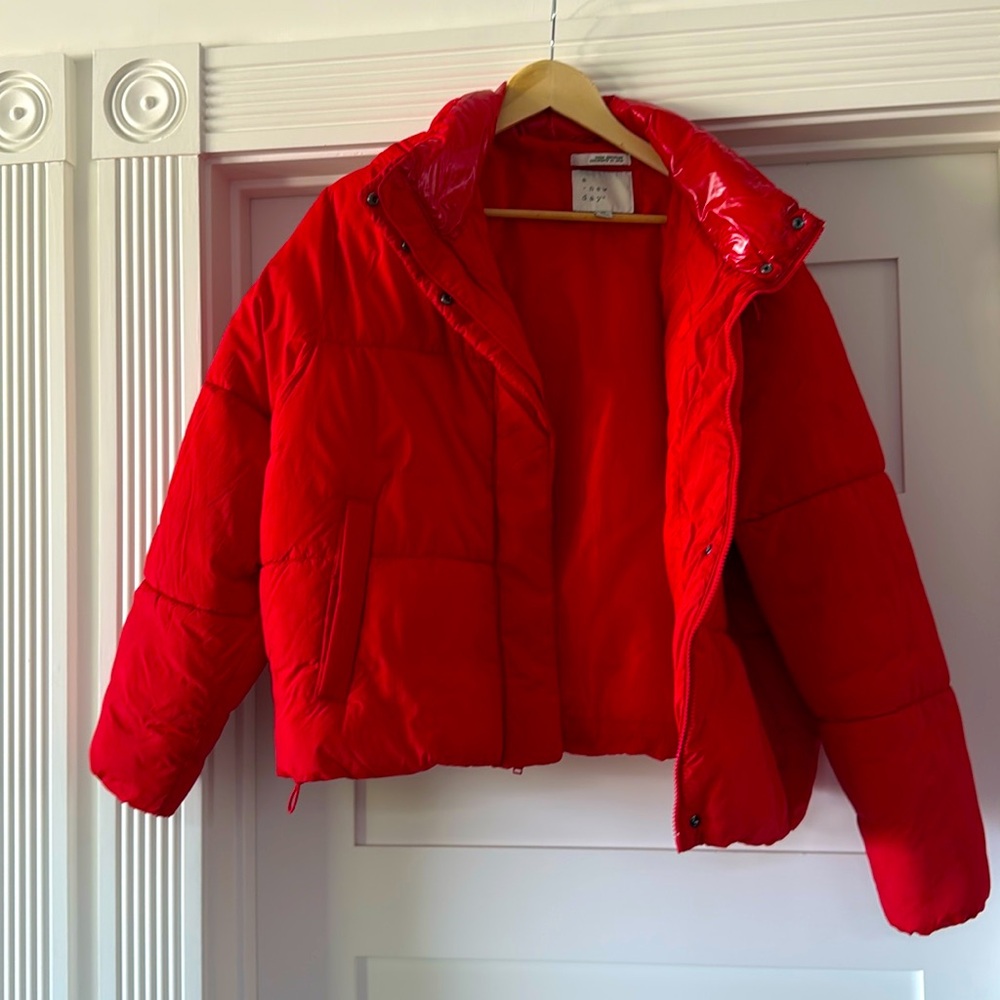 Target a new day red puffer with shiny collar. XL